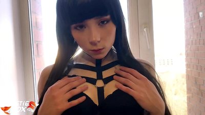 Het brunett suger djupt och känsligt knullad för pengar